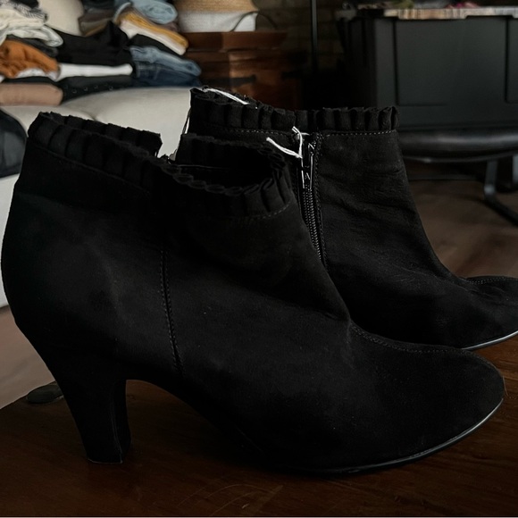 Aerosole Ruffled Booties - Picture 9 of 11